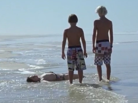 Boys found a naked woman on the seashore